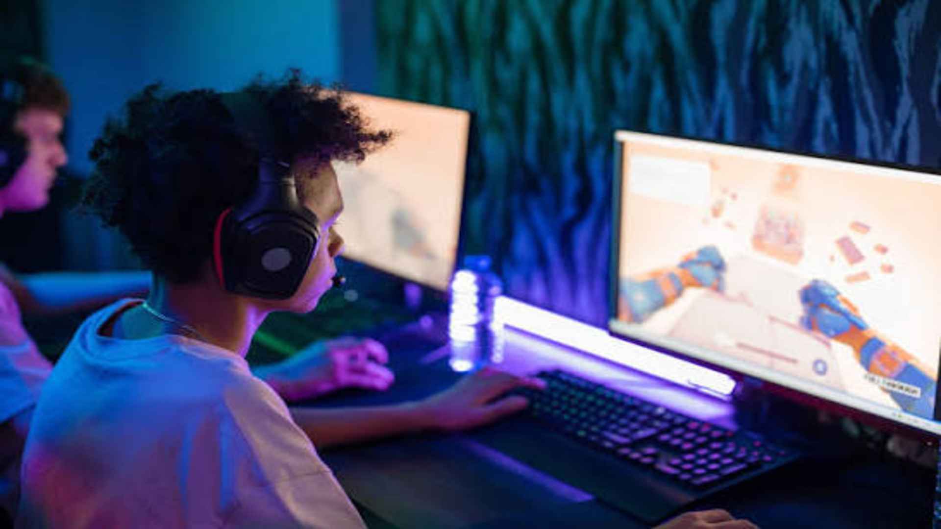 Learning To Outsurvive Better Equipped Players